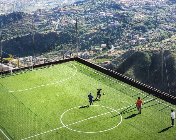 kontraktor lapangan sepak bola